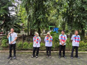 Kepala BPKAD Kabupaten Tegal Sambut Pejabat Baru dengan Kalung Bunga Rancangan Sendiri